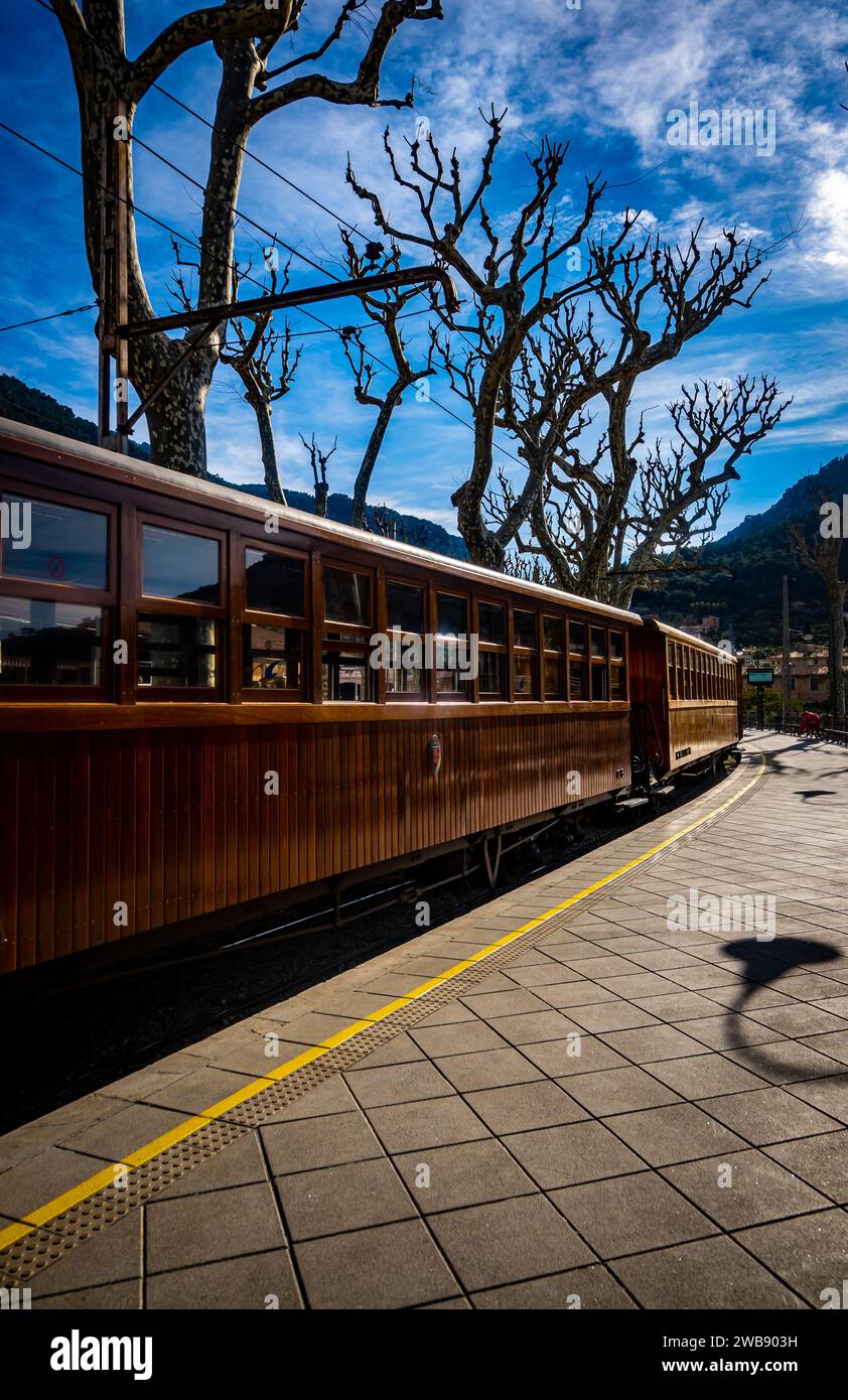 Un voyage à bord du vieux train Palma jusqu'à Soller, une balade vintage à travers les paysages pittoresques de Majorque Banque D'Images Un voyage à bord du vieux train Palma jusqu'à Soller, une balade vintage à travers les paysages pittoresques de Majorque Banque D'Images