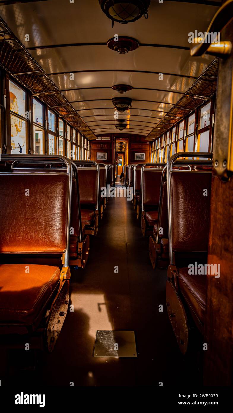 Un voyage à bord du vieux train Palma jusqu'à Soller, une balade vintage à travers les paysages pittoresques de Majorque Banque D'Images Un voyage à bord du vieux train Palma jusqu'à Soller, une balade vintage à travers les paysages pittoresques de Majorque Banque D'Images