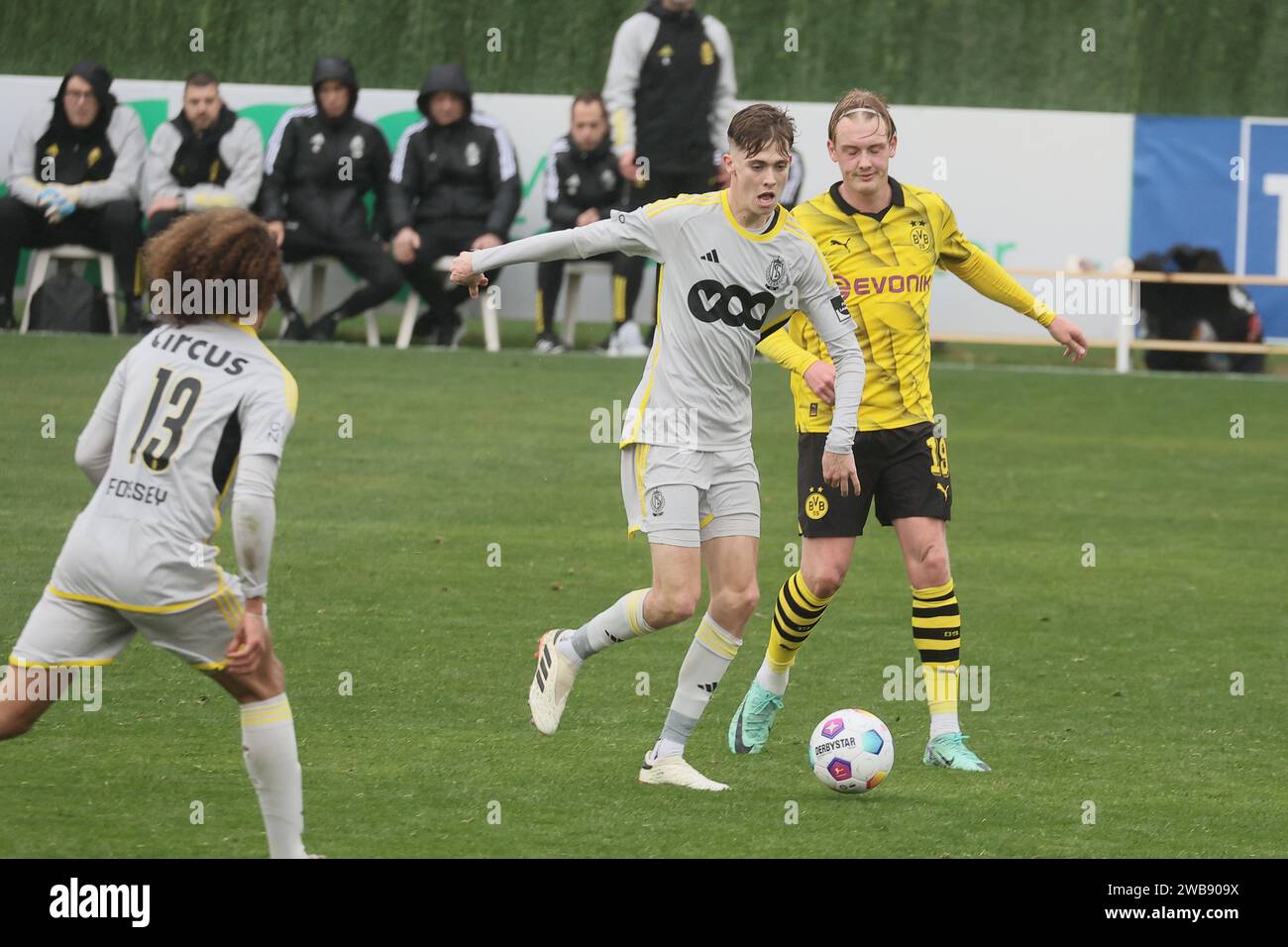 Isaac Price de Standard et Julian Brandt de Dortmund se battent pour le ballon lors d'un match amical de football entre le Standard de Liège et l'équipe allemande de Bundesliga Borussia Dortmund lors du camp d'entraînement hivernal de l'équipe belge de football Standard de Liège, à Marbella, Espagne, le mardi 09 janvier 2024. BELGA PHOTO BRUNO FAHY Banque D'Images