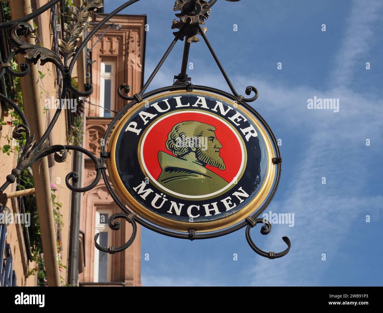 NUREMBERG, ALLEMAGNE - CIRCA JUIN 2022 : Paulaner Muenchen Pub Sign Banque D'Images