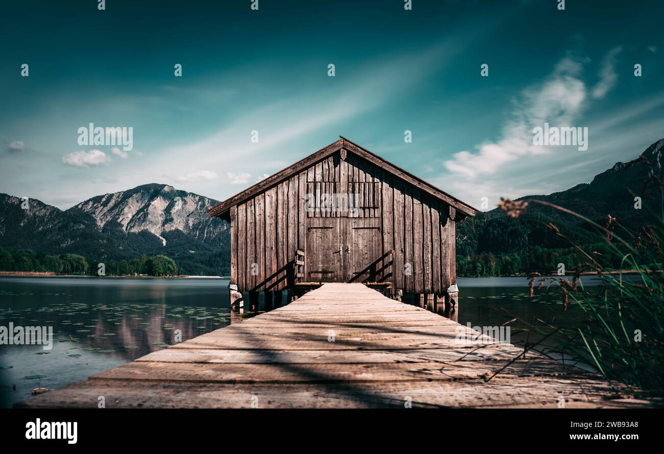 Une cabane de pêche en bois pittoresque située sur un quai surplombant un lac serein à Chiemsee, en Allemagne Banque D'Images