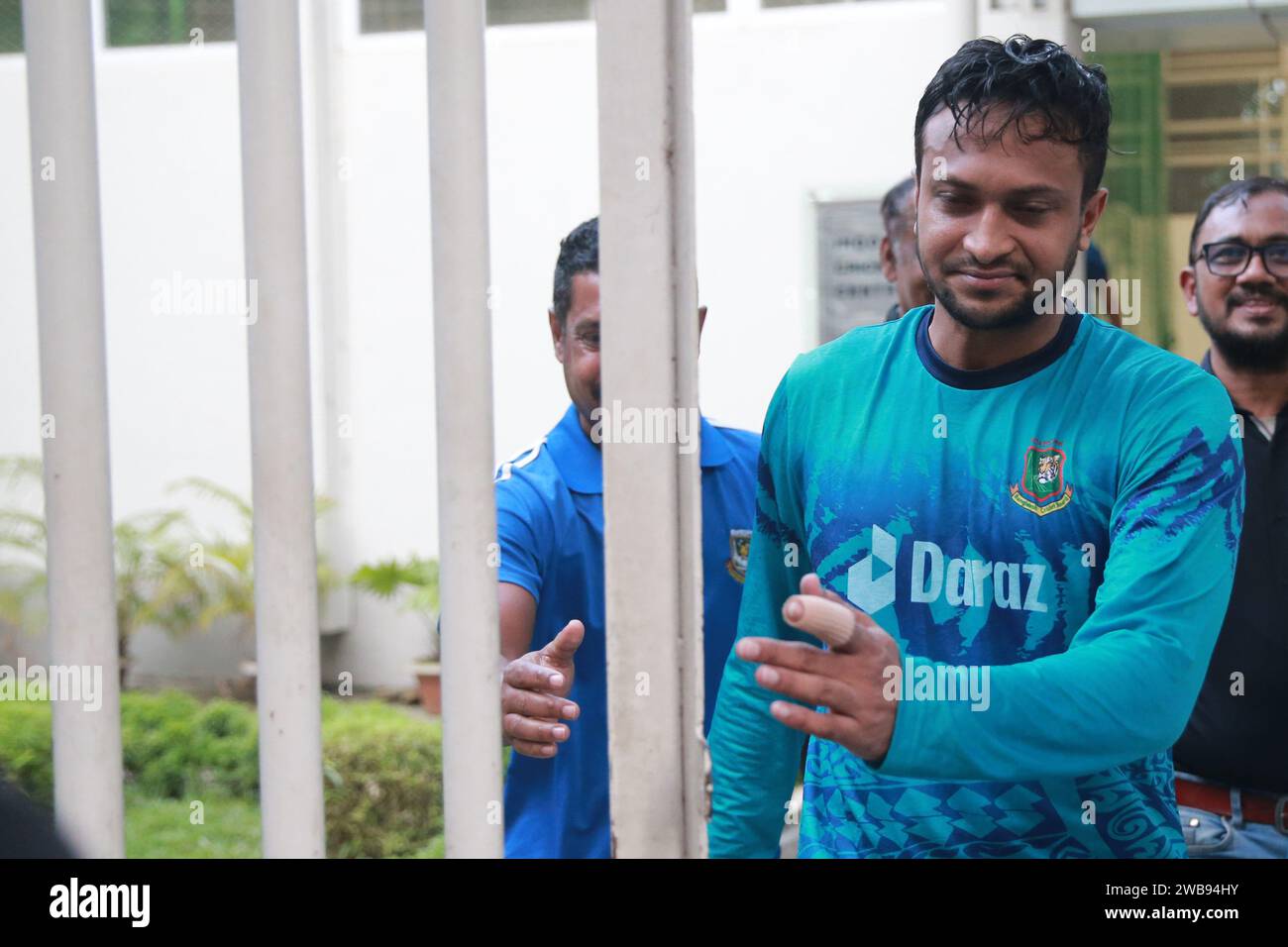 Un jour après avoir remporté la circonscription de Magura 1 aux 12e élections nationales, Shakib Al Hasan est arrivé au stade national de cricket de Sher-e-Bangla Banque D'Images