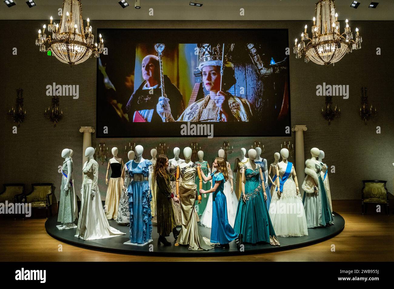 Londres, Royaume-Uni. 9 Jan 2024. Quelques-unes des nombreuses robes, y compris une robe de bal sarcelle pleine longueur, présentée dans l'affiche promotionnelle ( © Netflix 2020, Inc.) portée par ClareFoy dans la saison 2, épisode 1 et épisode 4. Estimation : £3 000-£5 000 et un porté par Lia Williams (en tant que Wallis Simpson) : une colonne de bal pleine longueur dans la saison 1, épisode 5, 'Smoke and Mirrors', £1 500 - £2 000 - Un aperçu de la Crown Auction à Bonhams New Bond Street, Londres. Plus de 450 costumes, décors et accessoires de la série primée The Crown, une émission Netflix. Crédit : Guy Bell/Alamy Live News Banque D'Images