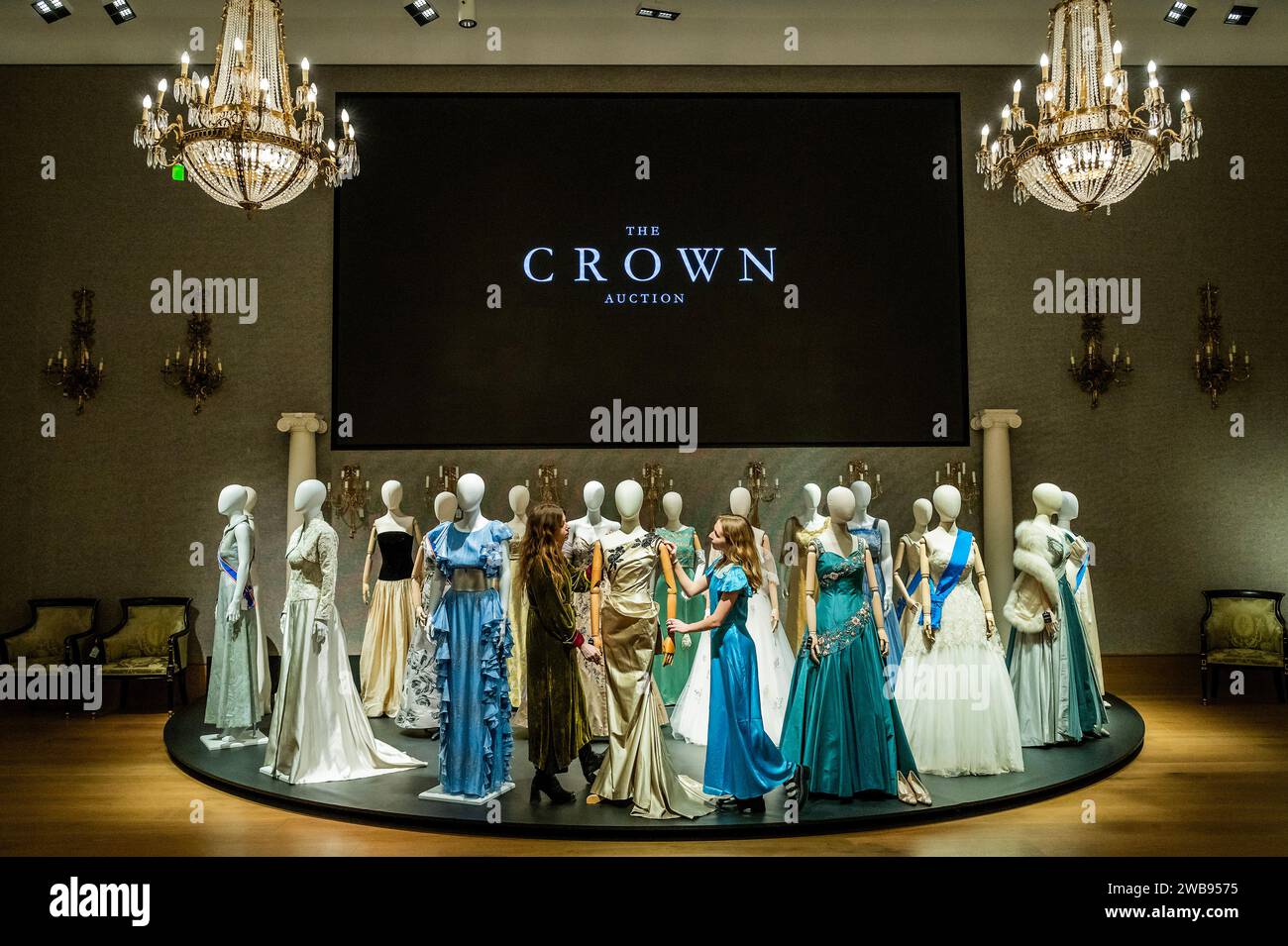 Londres, Royaume-Uni. 9 Jan 2024. Quelques-unes des nombreuses robes, y compris une robe de bal sarcelle pleine longueur, présentée dans l'affiche promotionnelle ( © Netflix 2020, Inc.) portée par ClareFoy dans la saison 2, épisode 1 et épisode 4. Estimation : £3 000-£5 000 et un porté par Lia Williams (en tant que Wallis Simpson) : une colonne de bal pleine longueur dans la saison 1, épisode 5, 'Smoke and Mirrors', £1 500 - £2 000 - Un aperçu de la Crown Auction à Bonhams New Bond Street, Londres. Plus de 450 costumes, décors et accessoires de la série primée The Crown, une émission Netflix. Crédit : Guy Bell/Alamy Live News Banque D'Images