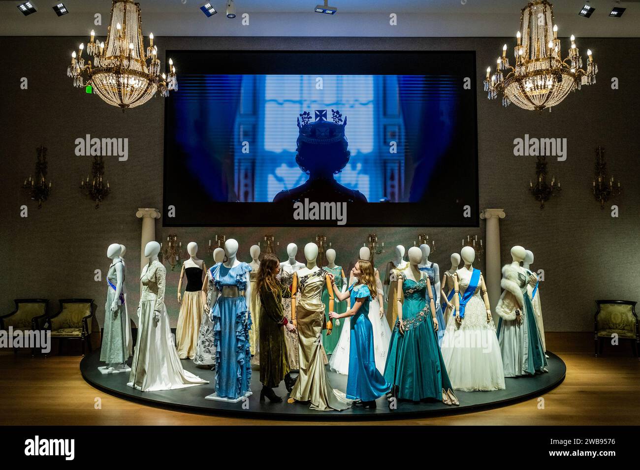 Londres, Royaume-Uni. 9 Jan 2024. Quelques-unes des nombreuses robes, y compris une robe de bal sarcelle pleine longueur, présentée dans l'affiche promotionnelle ( © Netflix 2020, Inc.) portée par ClareFoy dans la saison 2, épisode 1 et épisode 4. Estimation : £3 000-£5 000 et un porté par Lia Williams (en tant que Wallis Simpson) : une colonne de bal pleine longueur dans la saison 1, épisode 5, 'Smoke and Mirrors', £1 500 - £2 000 - Un aperçu de la Crown Auction à Bonhams New Bond Street, Londres. Plus de 450 costumes, décors et accessoires de la série primée The Crown, une émission Netflix. Crédit : Guy Bell/Alamy Live News Banque D'Images