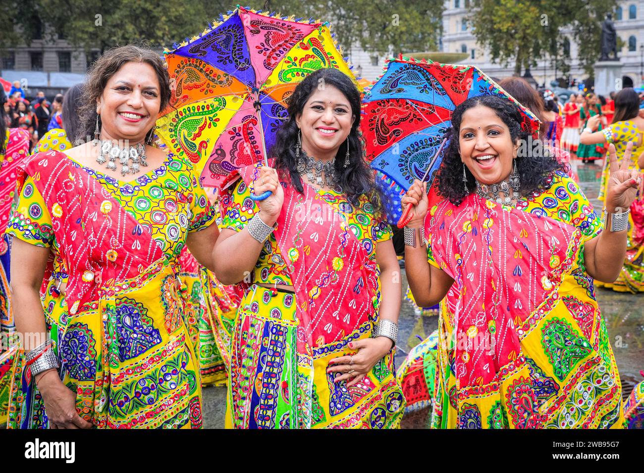 Artistes d'un groupe de danse gujarati, Festival Diwali à Trafalgar Square pour marquer le nouvel an hindou, Londres, Royaume-Uni Banque D'Images