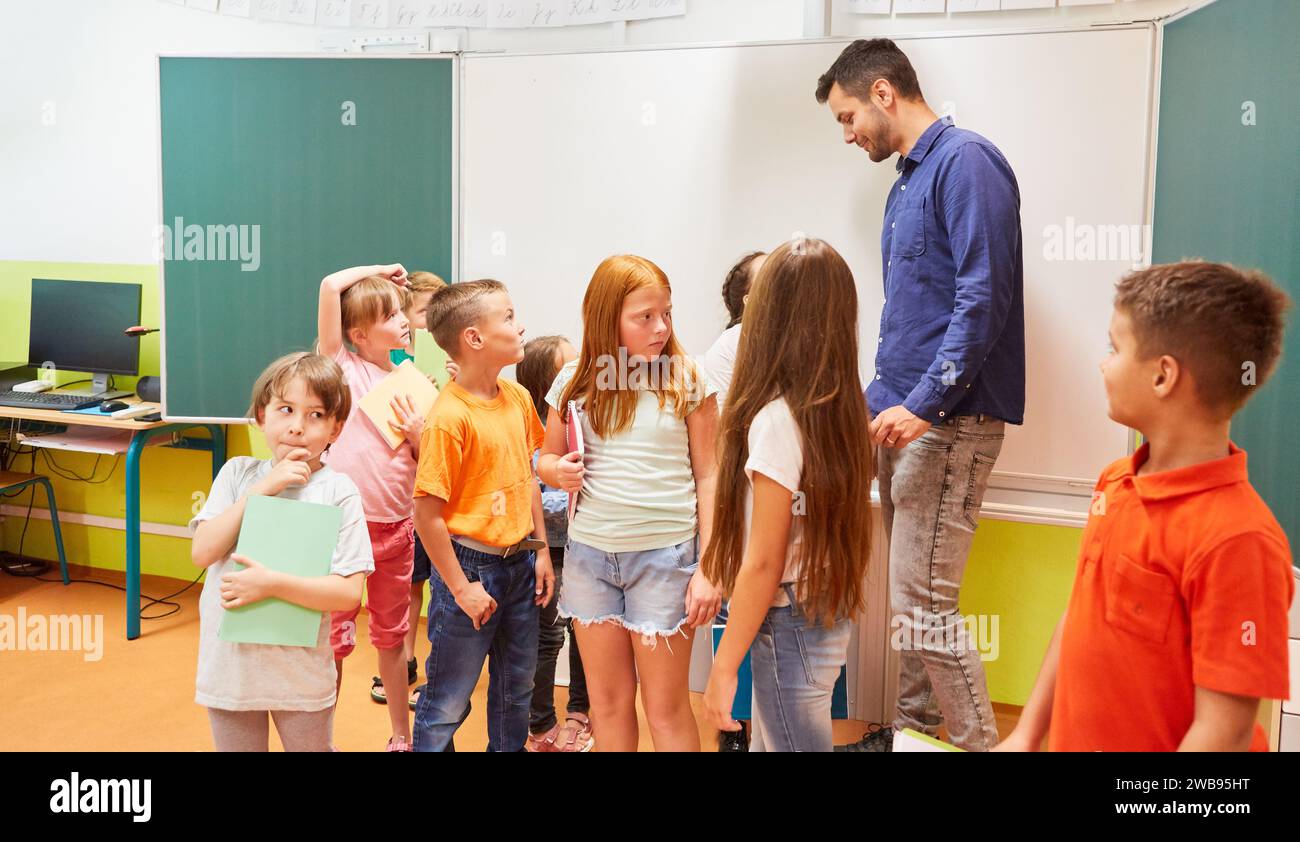 Groupe d'étudiants debout avec l'enseignant près du tableau blanc dans la salle de classe Banque D'Images