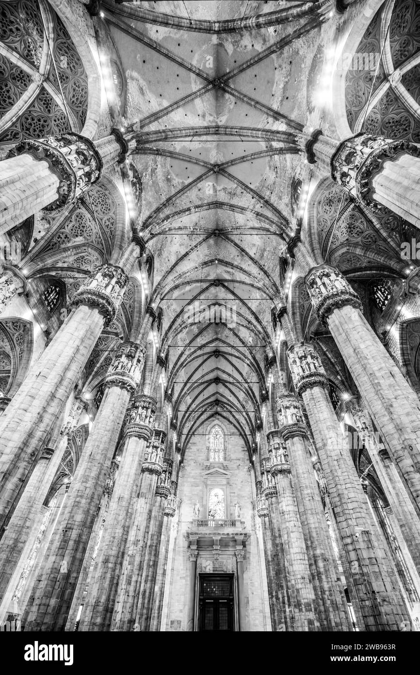 Intérieur de la Cathédrale Métropolitaine-Basilique de la Nativité de Sainte-Marie, alias Duomo, Milan, Italie. Photographie en noir et blanc. Banque D'Images