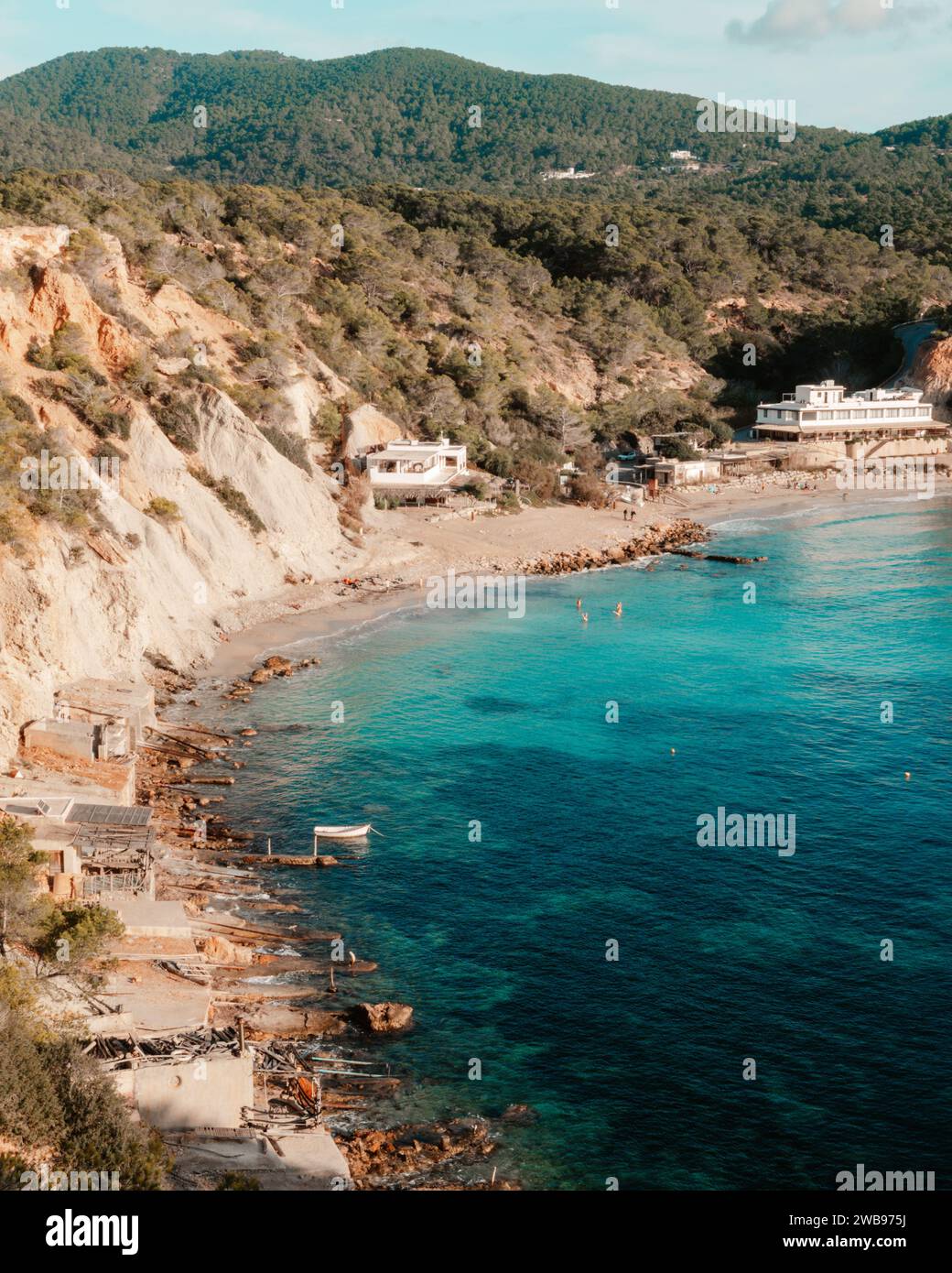 Une vue imprenable sur une baie pittoresque à Cala d'Hort, Ibiza Banque D'Images