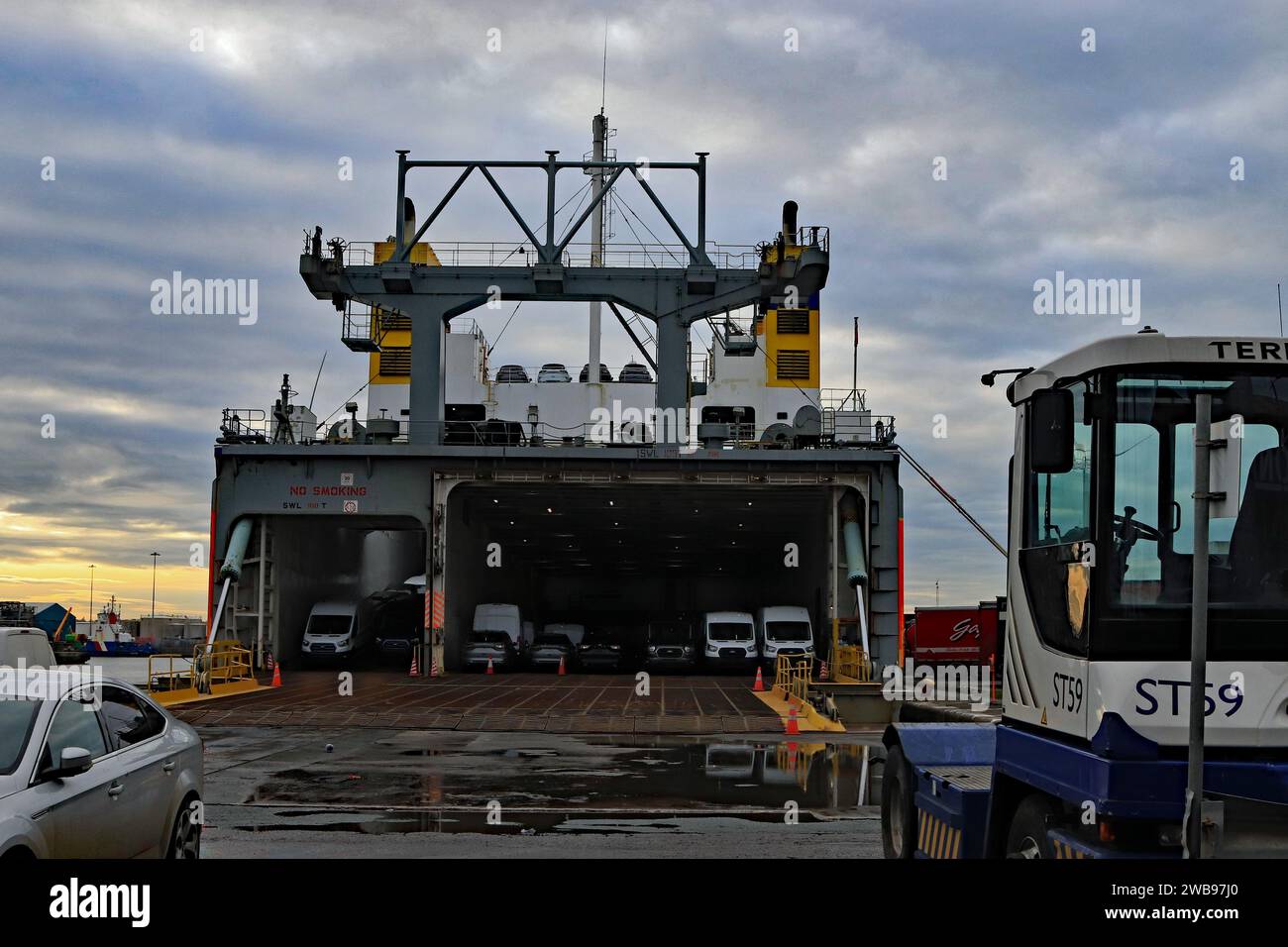 Le navire cargo « Celestine » ro – ro, roll on roll off a été chargé de véhicules dans le quai de Brocklebank dans les docks de Liverpool avant d’aller à Dublin Banque D'Images