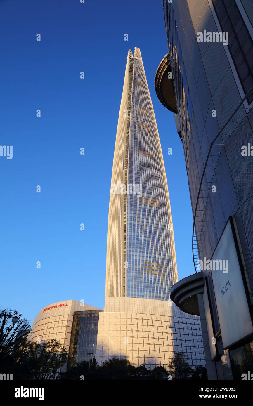 SÉOUL, CORÉE DU SUD - 7 AVRIL 2023 : gratte-ciel de la Tour du monde de Lotte dans le quartier de Sincheon à Séoul. Banque D'Images