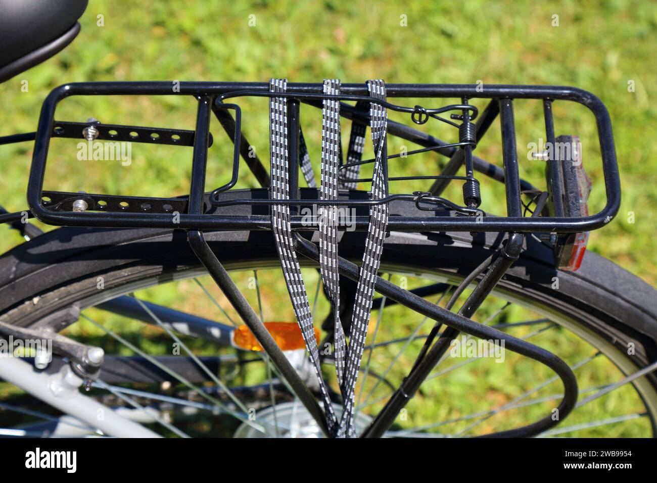 Porte-bagages arrière en vélo avec sangles élastiques. Il a des éléments de distanciation spéciaux pour le transport stable des sacs de vélo (sacoches). Banque D'Images