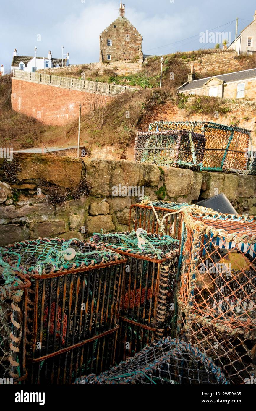 Casiers à homard et à crabe dans un petit port abrité du village de pêcheurs écossais Crail East neuf Fife Scotland Banque D'Images