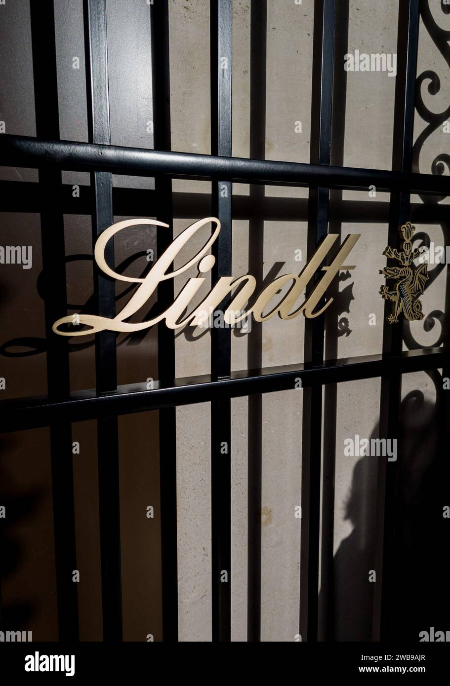 France, Paris, 09 janvier 2024 - signe logo Lindt et texte de marque du magasin de chocolat suisse Banque D'Images