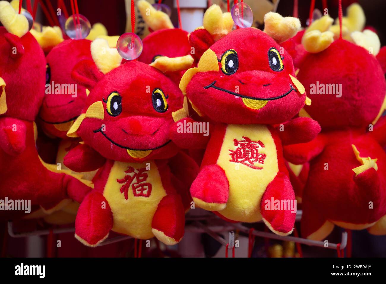 Le thème du zodiaque du nouvel an chinois Dragon style plushie sur l'affichage pour racheter pour la décoration de la maison et du bureau pour l'abondance de bonne chance, Singapour. 2024. Banque D'Images