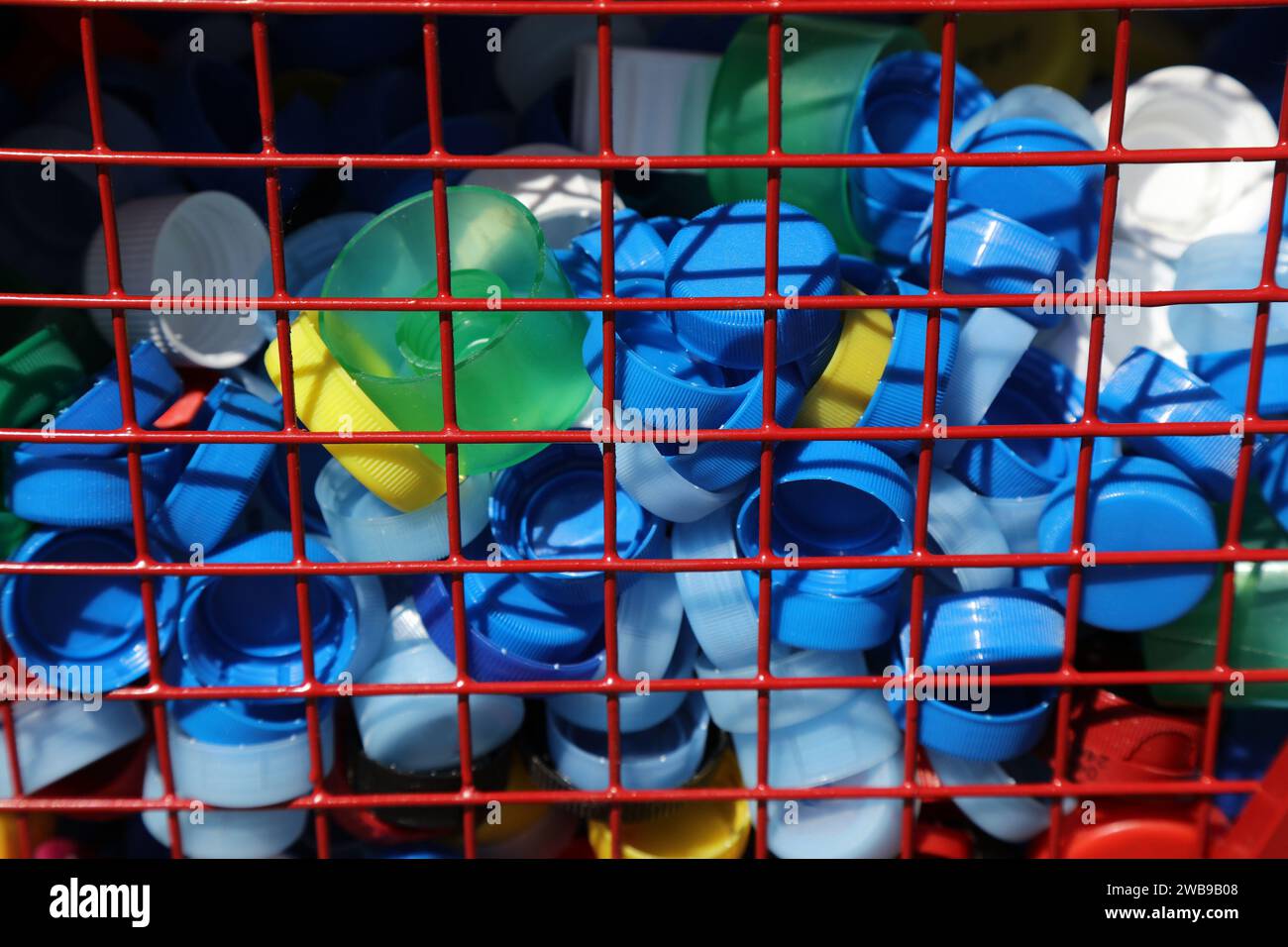 Collecte des bouchons de bouteille pour la charité en Pologne. Bouchon de bouteille contenant de recyclage. Banque D'Images