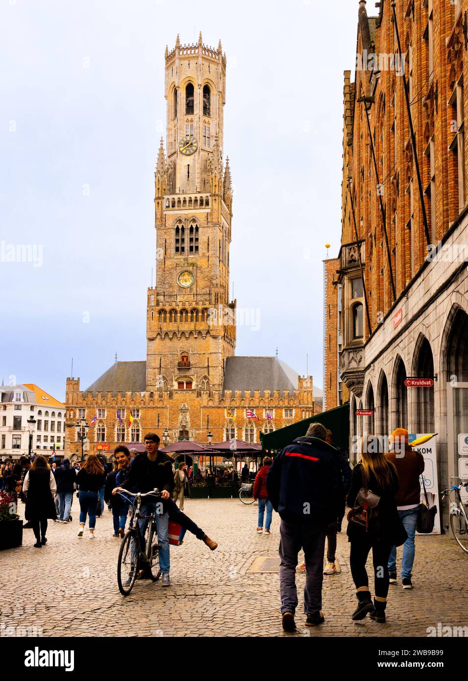 Place du marché central marché avec le beffroi à Bruges Belguim Banque D'Images