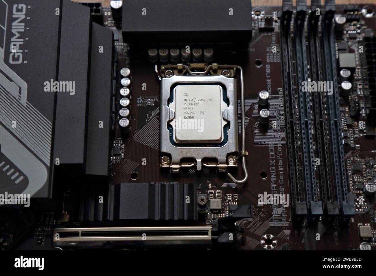 BERLIN, ALLEMAGNE - 10 OCTOBRE 2023 : processeur Intel i5-13400F de la 13e génération de processeurs Intel monté sur la carte mère Gigabyte B760M Gaming X. Banque D'Images