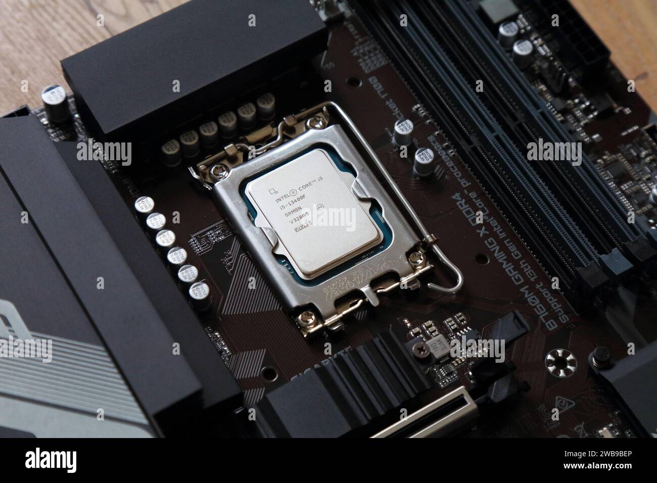 BERLIN, ALLEMAGNE - 10 OCTOBRE 2023 : processeur Intel i5-13400F de la 13e génération de processeurs Intel monté sur la carte mère Gigabyte B760M Gaming X. Banque D'Images