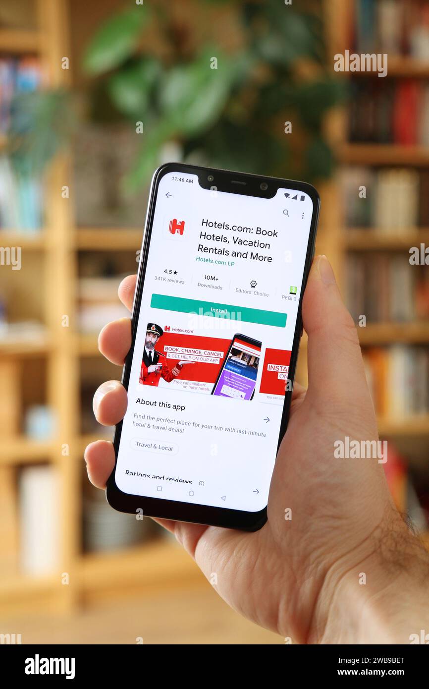 VARSOVIE, POLOGNE - 29 JANVIER 2021 : utilisateur installant l'application de voyage Hotels.com sur un smartphone de marque Xiaomi, Android OS. hotels.com fait partie de Expedia Gro Banque D'Images