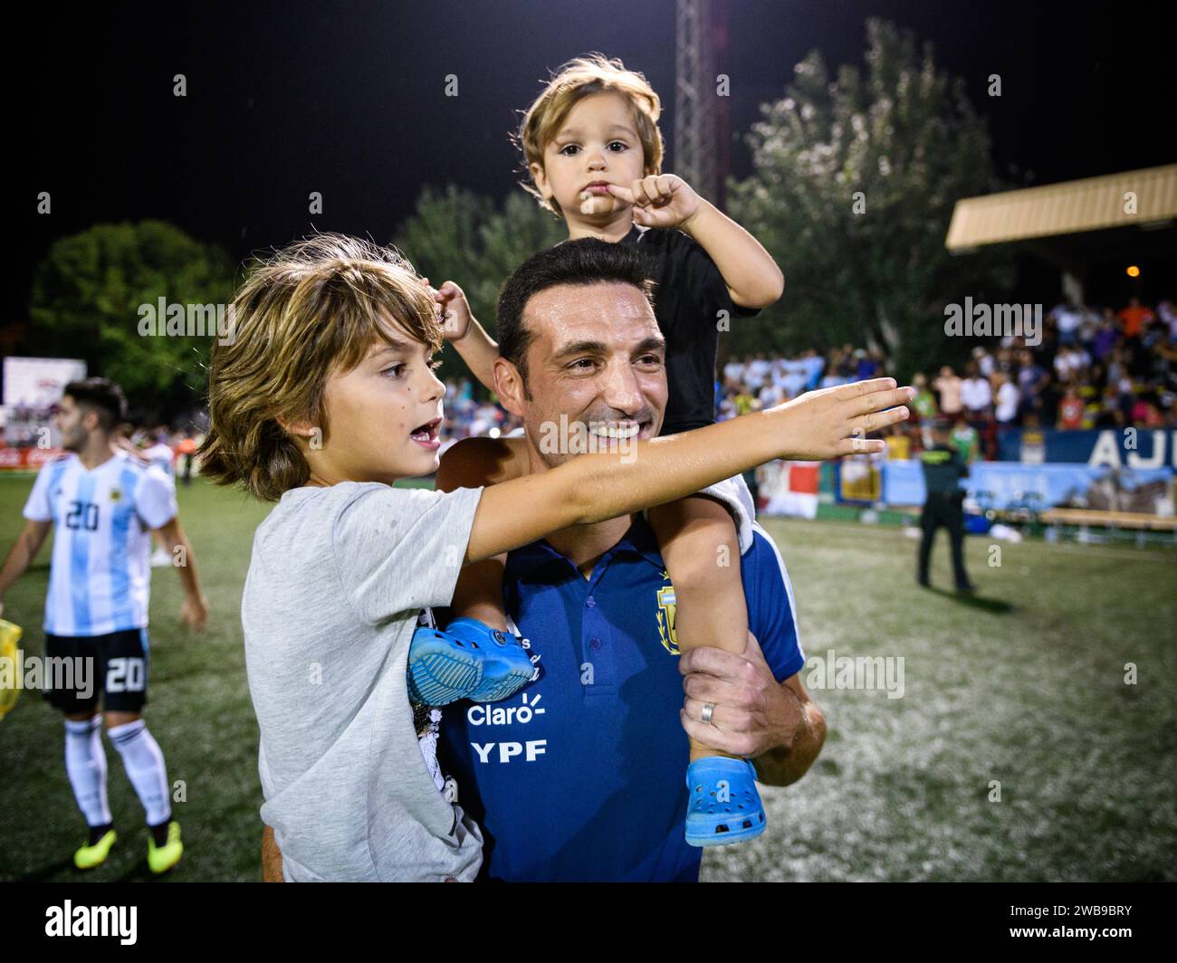 L'entraîneur national argentin de football Lionel Scaloni et ses fils célèbrent la victoire en tant que champion de la COTIF 2018, à l'Alcudia, Valence, Espagne. Banque D'Images
