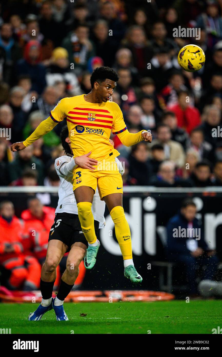 Balde, joueur espagnol du FC Barcelone sautant et frappant la balle avec sa tête dans un match de championnat au stade Mestalla, Valence, Espagne. Banque D'Images