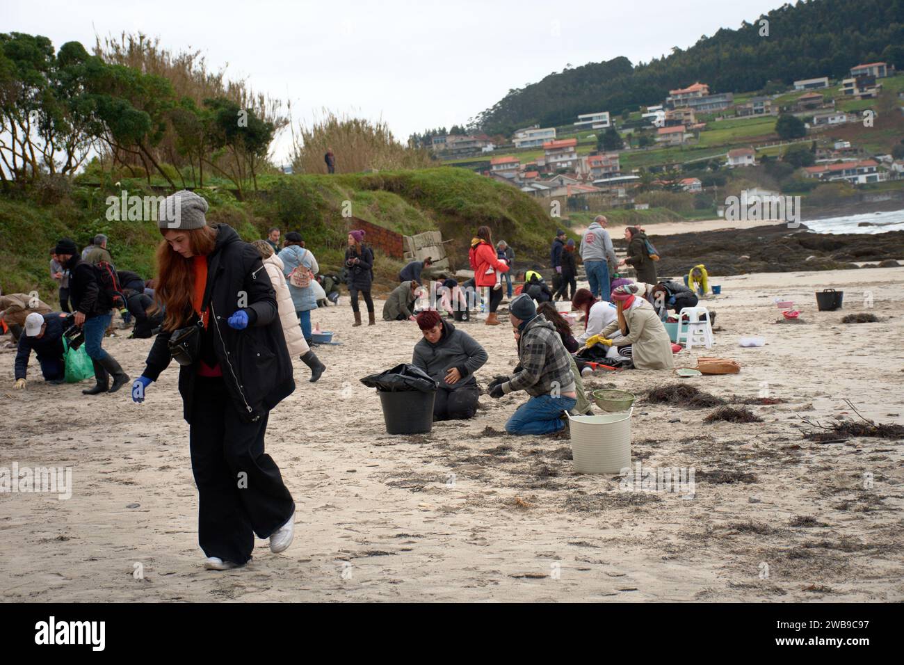 De nombreux bénévoles se sont rendus sur les plages de Galice pour ramasser des granulés de plastique tombés sur un bateau en utilisant des outils de base tels que des entonnoirs, des crépines, Banque D'Images
