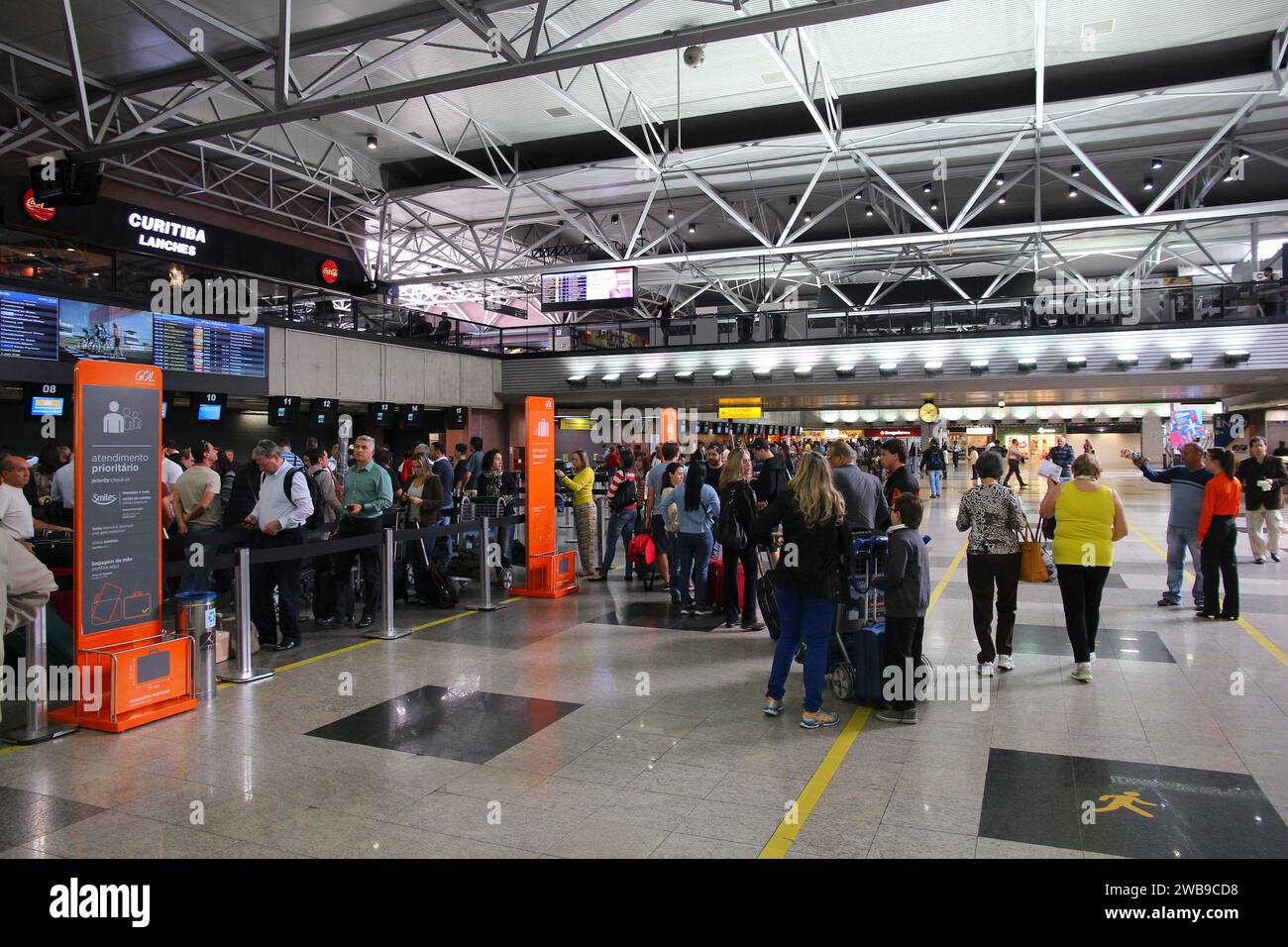 CURITIBA, BRÉSIL - 9 OCTOBRE 2014 : enregistrement des voyageurs à l'aéroport de Curitiba, Brésil. Avec 6,7 millions de passagers en 2013, il était le 11e avion le plus fréquenté Banque D'Images