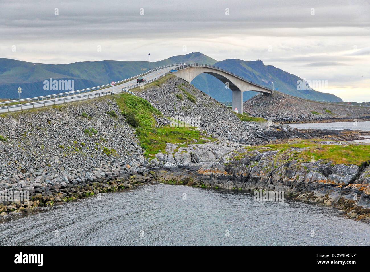 Route de l'Atlantique de la Norvège. Route touristique national. Storseisundet Storseisundbrua (Pont). Banque D'Images