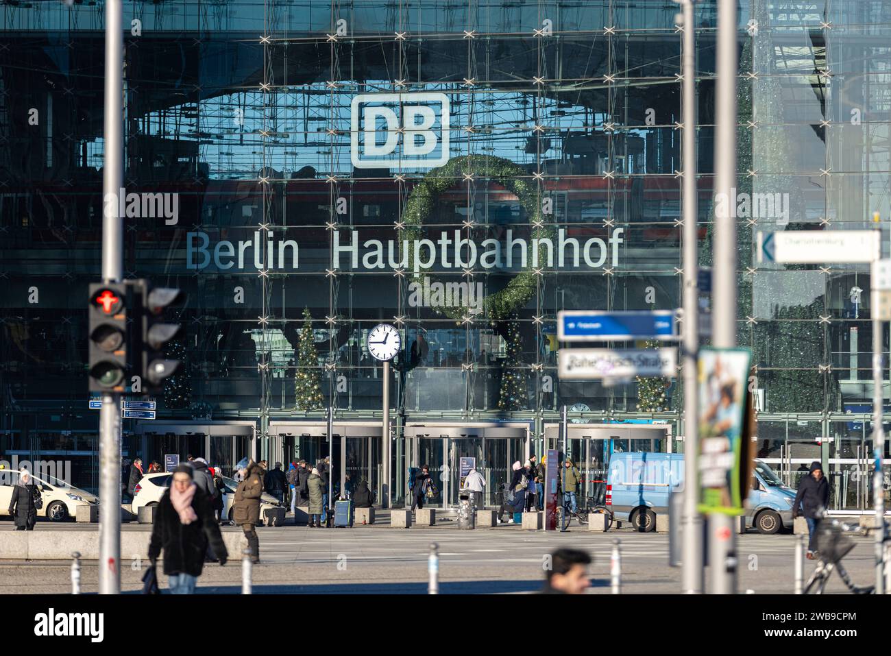 Symbolbild Deutsche Bahn Deutschland, Berlin, Am 08.01.2024 : DB Haupteingang am Washingtonplatz mit der grosse Schrift an der Glasfassade Berlin Haupbahnhof . *** Image symbolique de la Deutsche Bahn Allemagne, Berlin, sur l'entrée principale 08 01 2024 DB à Washingtonplatz avec le grand lettrage sur la façade vitrée de la gare principale de Berlin Banque D'Images