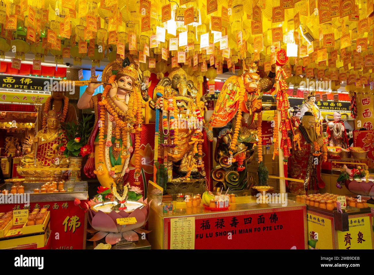 Statues de divinités hindoues et chinoises exposées pour que le public puisse adorer pour des raisons personnelles telles que la richesse, la santé, la sécurité et la paix dans le monde. Banque D'Images