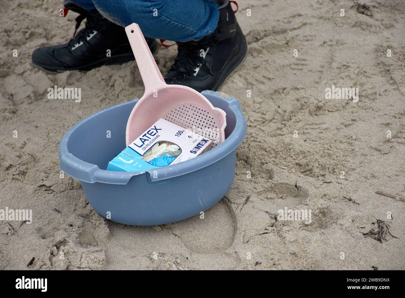 Les volontaires pour ramasser les granulés sur les plages de Galice utilisent des crépines, des seaux, des gants Banque D'Images