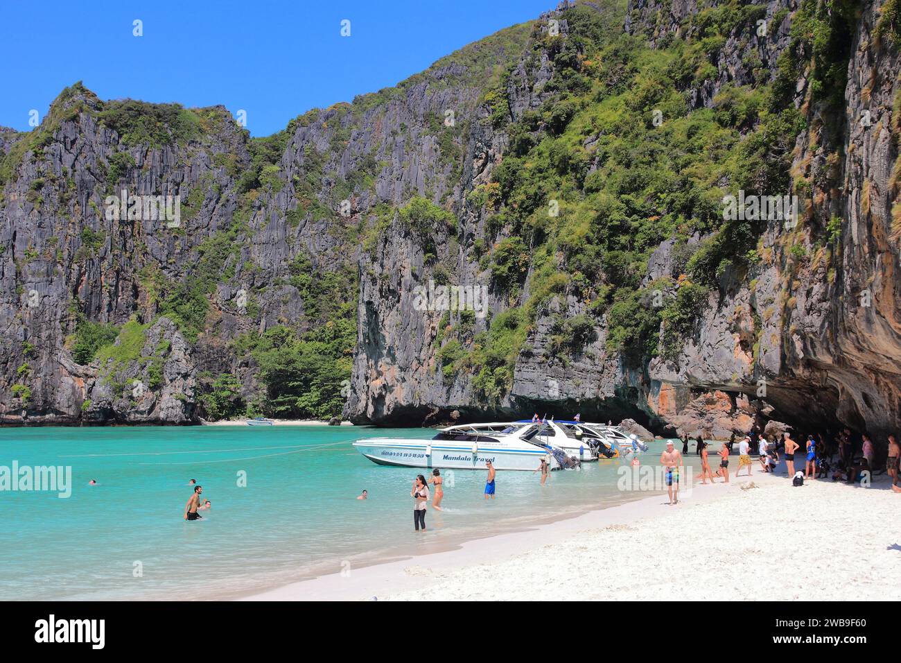 KO PHI PHI, THAÏLANDE - 20 DÉCEMBRE 2013 : les gens visitent Maya Bay sur l'île de Ko Phi Phi en Thaïlande. 26,7 millions de personnes ont visité la Thaïlande en 2013. Banque D'Images