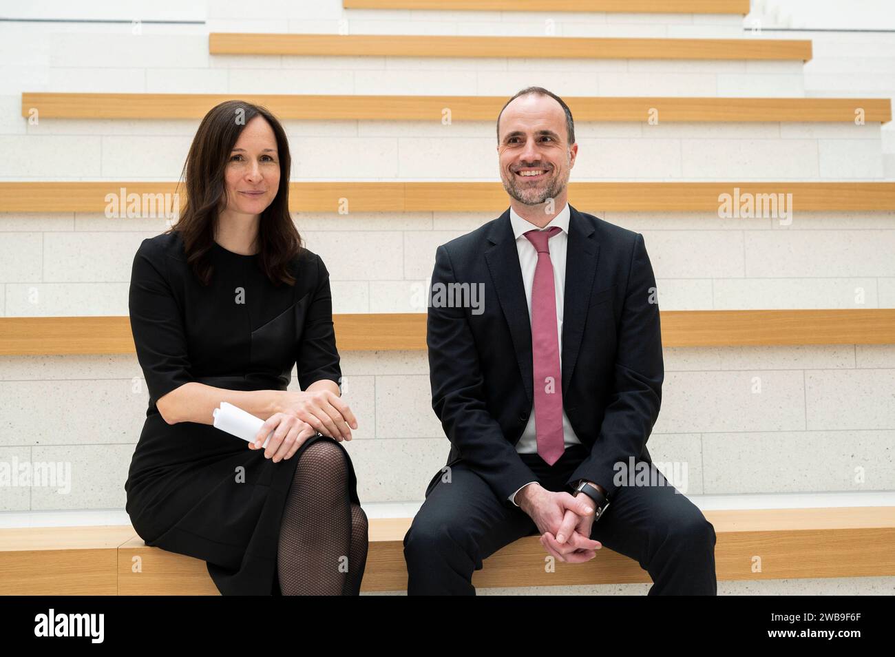 Erster Blick ins neue Mainzer Super-Museum LEIZA 20.03.2023 Mainz Rundgang neues Leibniz-Zentrum für Archäologie LEIZA. Im Bild L.-R. : Eingangsbreich, Generaldirektorin Univ.-Prof Dr. Alexandra W. Busch, Wissenschaftsminister Clemens Hoch. Mainz Mainz Rheinland-Pfalz Allemagne *** Premier regard sur le nouveau Mayence Super Museum LEIZA 20 03 2023 Mainz visite du nouveau Leibniz Centre d'archéologie LEIZA dans l'image l r entrée, Directeur général Univ Prof Dr Alexandra W Busch, ministre des Sciences Clemens Hoch Mainz Mainz Mainz Rhénanie-Palatinat Allemagne Banque D'Images