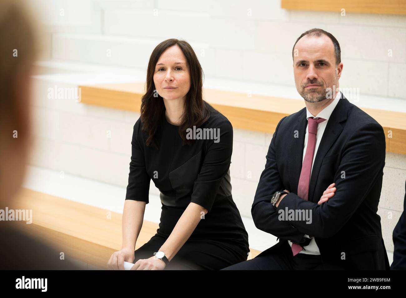 Erster Blick ins neue Mainzer Super-Museum LEIZA 20.03.2023 Mainz Rundgang neues Leibniz-Zentrum für Archäologie LEIZA. Im Bild L.-R. : Eingangsbreich, Generaldirektorin Univ.-Prof Dr. Alexandra W. Busch, Wissenschaftsminister Clemens Hoch. Mainz Mainz Rheinland-Pfalz Allemagne *** Premier regard sur le nouveau Mayence Super Museum LEIZA 20 03 2023 Mainz visite du nouveau Leibniz Centre d'archéologie LEIZA dans l'image l r entrée, Directeur général Univ Prof Dr Alexandra W Busch, ministre des Sciences Clemens Hoch Mainz Mainz Mainz Rhénanie-Palatinat Allemagne Banque D'Images