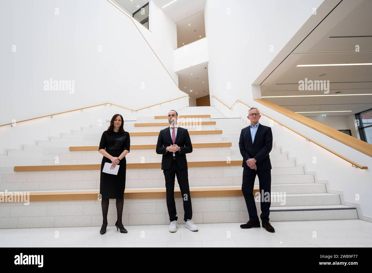 Erster Blick ins neue Mainzer Super-Museum LEIZA 20.03.2023 Mainz Rundgang neues Leibniz-Zentrum für Archäologie LEIZA. Im Bild L.-R. : Eingangsbreich, Generaldirektorin Univ.-Prof Dr. Alexandra W. Busch, Wissenschaftsminister Clemens Hoch und Heinrich Baßler Administrativer Direktor Mainz Mainz Rheinland-Pfalz Allemagne *** Premier regard sur le nouveau Mayence Super Museum LEIZA 20 03 2023 Mainz visite du nouveau Leibniz Center for Archaeology LEIZA dans la photo l r zone d'entrée, directeur général de l'Univ Prof Dr Alexandra W Busch, ministre des Sciences Clemens Hoch et Heinrich Baßler Directeur administratif Banque D'Images