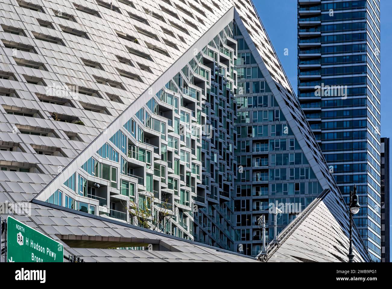 VIA 57 West, une pyramide torsadée étincelante surplombant la rivière Hudson, se nomme elle-même un « gratte-ciel » – un gratte-ciel enroulé autour d’une cour. Banque D'Images