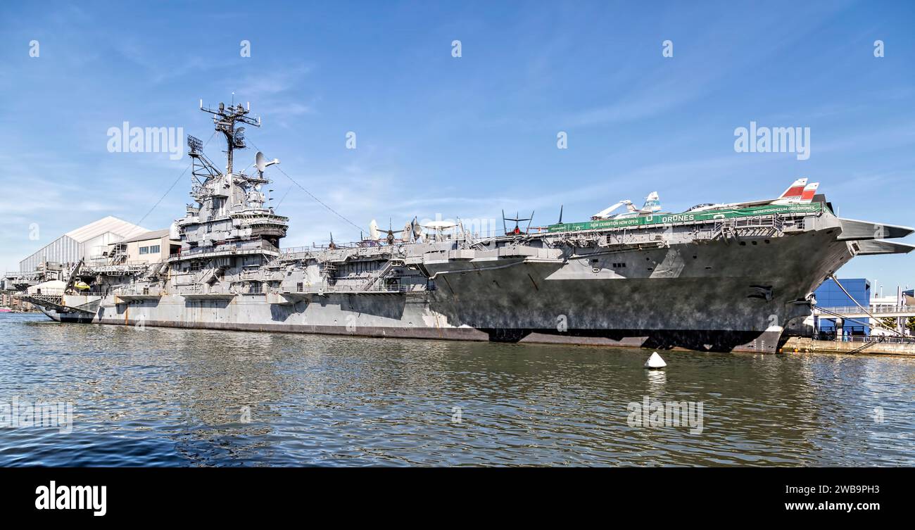 USS Intrepid, pièce maîtresse du musée homonyme, est amarré en permanence Pier 86, au pied de West 46th Street. Le navire de guerre est un vétéran de la Seconde Guerre mondiale. Banque D'Images