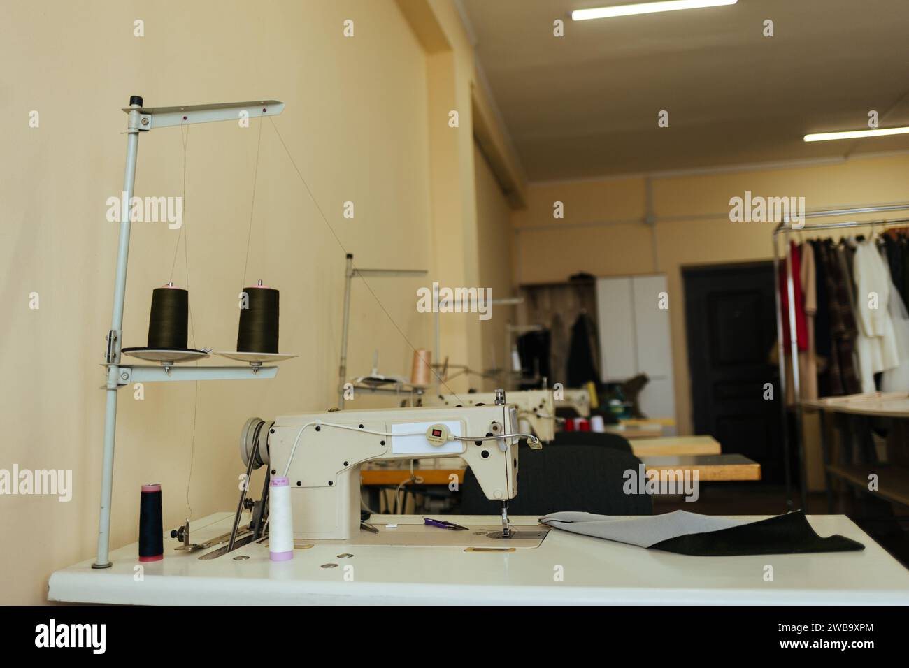 Usine textile abandonnée - machines à coudre Banque D'Images
