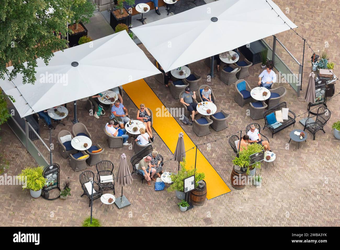 Deventer, pays-Bas - 8 août 2023 : les gens profitent d'une journée d'été sur une terrasse de bar à Deventer, pays-Bas Banque D'Images