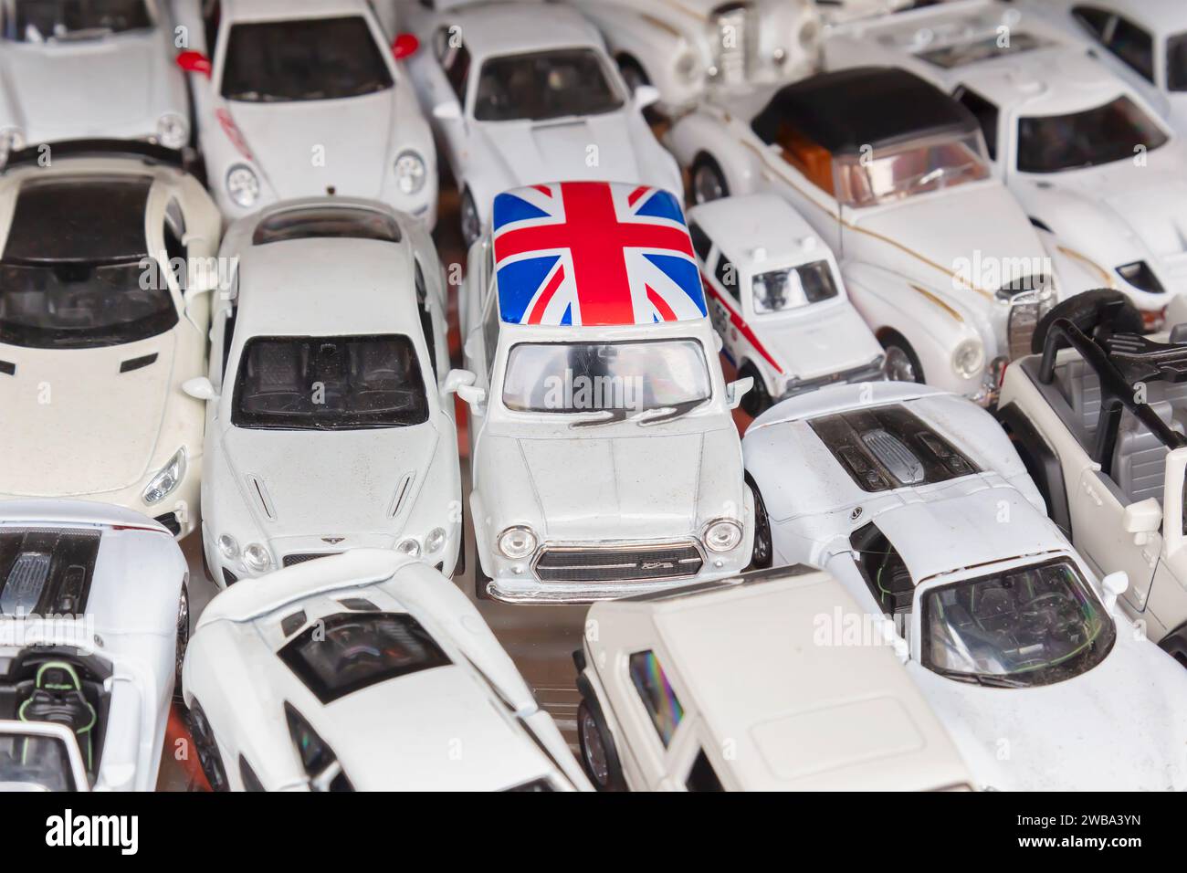 Deventer, pays-Bas - 8 août 2023 : Collection de modèles de voitures blanches avec une Mini Cooper avec drapeau britannique sur le dessus à Deventer, pays-Bas Banque D'Images