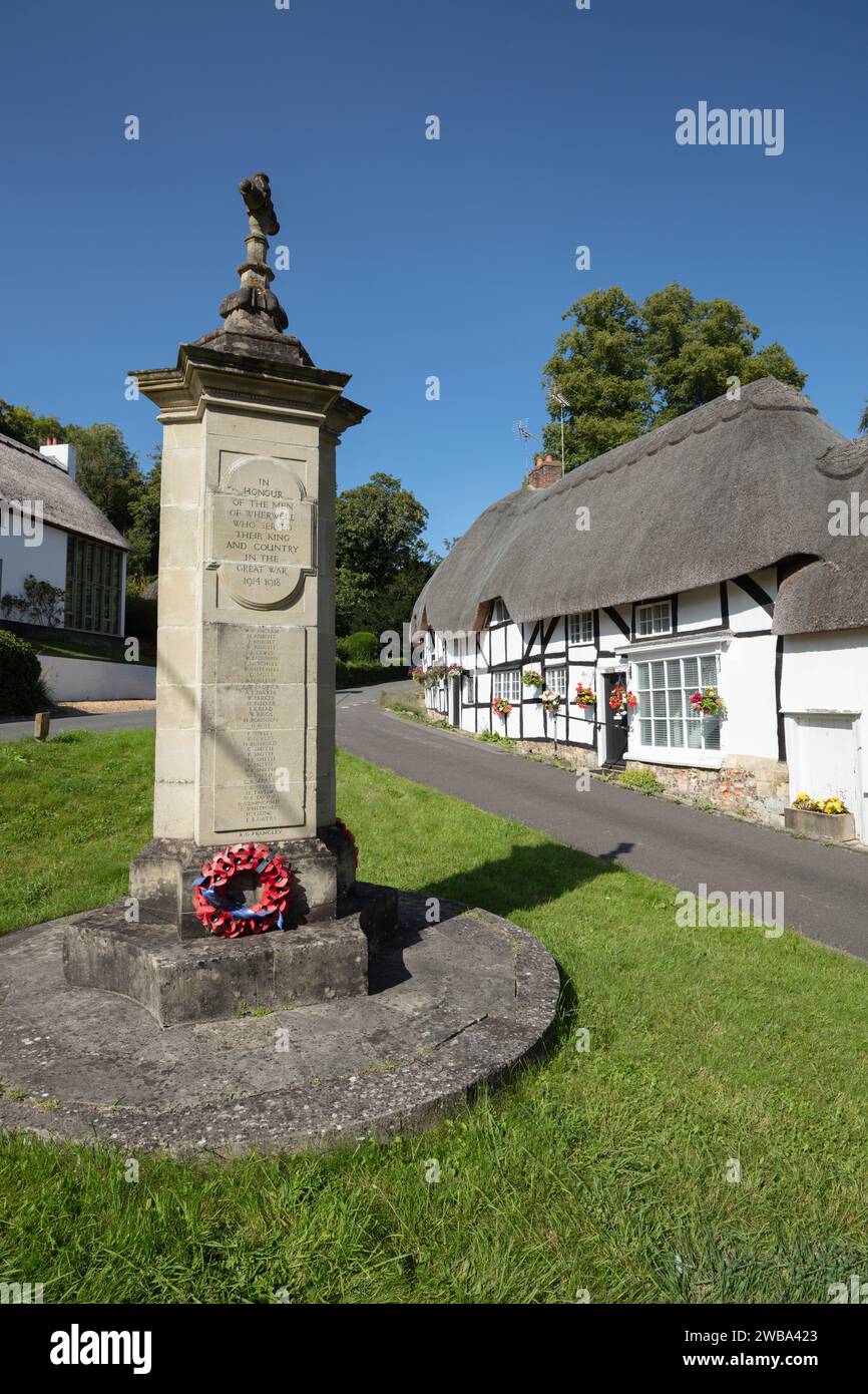 Chaumières et mémorial de guerre sur le village vert, Wherwell, Test Valley, Hampshire, Angleterre, Royaume-Uni, Europe Banque D'Images