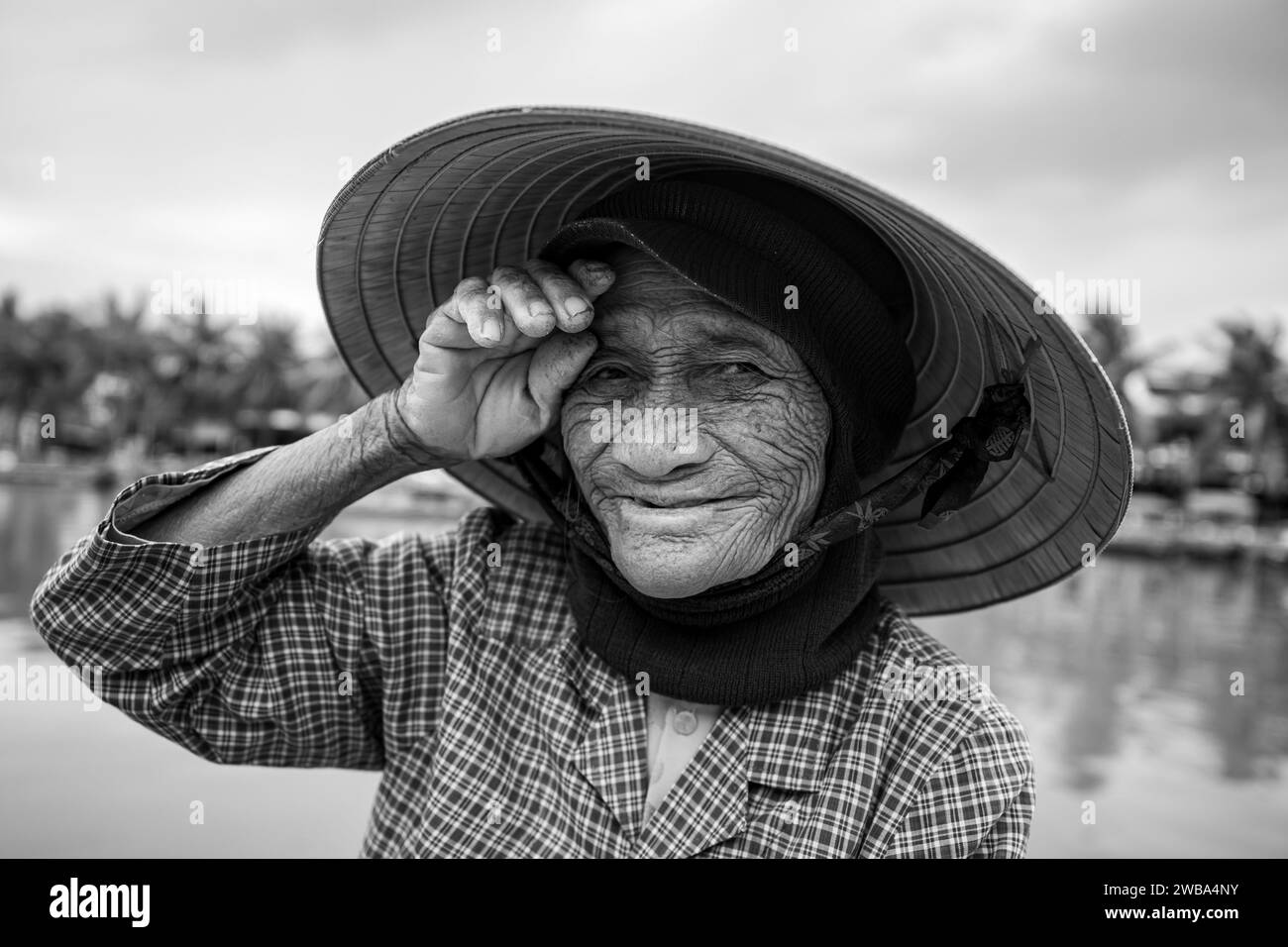 Vieille femme du Vietnam avec chapeau de paille Banque D'Images