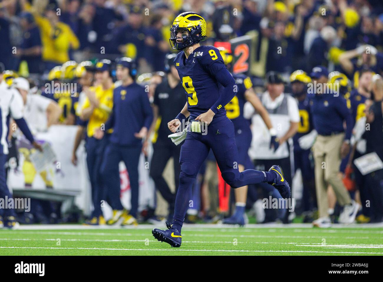 08 janvier 2024 : le quarterback du Michigan J.J. McCarthy (9) lors des éliminatoires du championnat national de football universitaire entre les Huskies de Washington et les Wolverines du Michigan au NRG Stadium de Houston, Texas. John Mersits/CSM Banque D'Images
