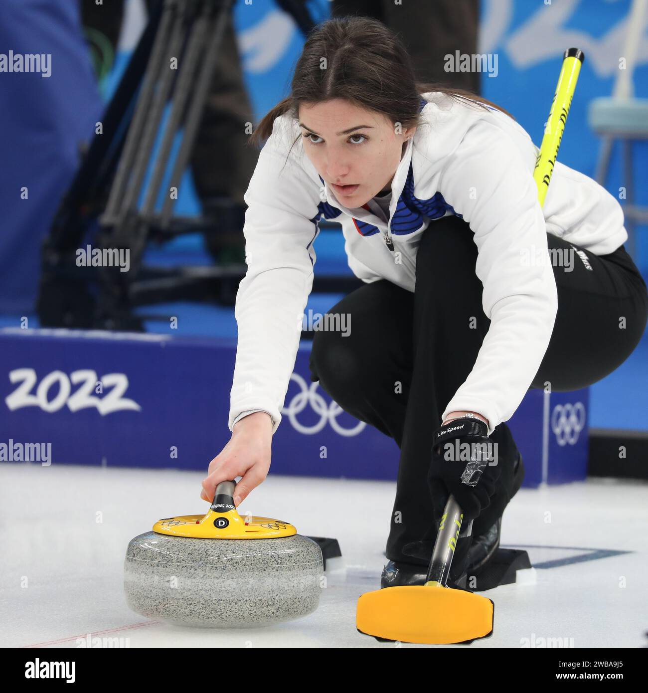 5 FÉVRIER 2022 - Beijing, Chine : Stefania Constantini de l'équipe d'Italie dans la session Round Robin 8 du double mixte de curling à Beijing 2022 Winter Banque D'Images
