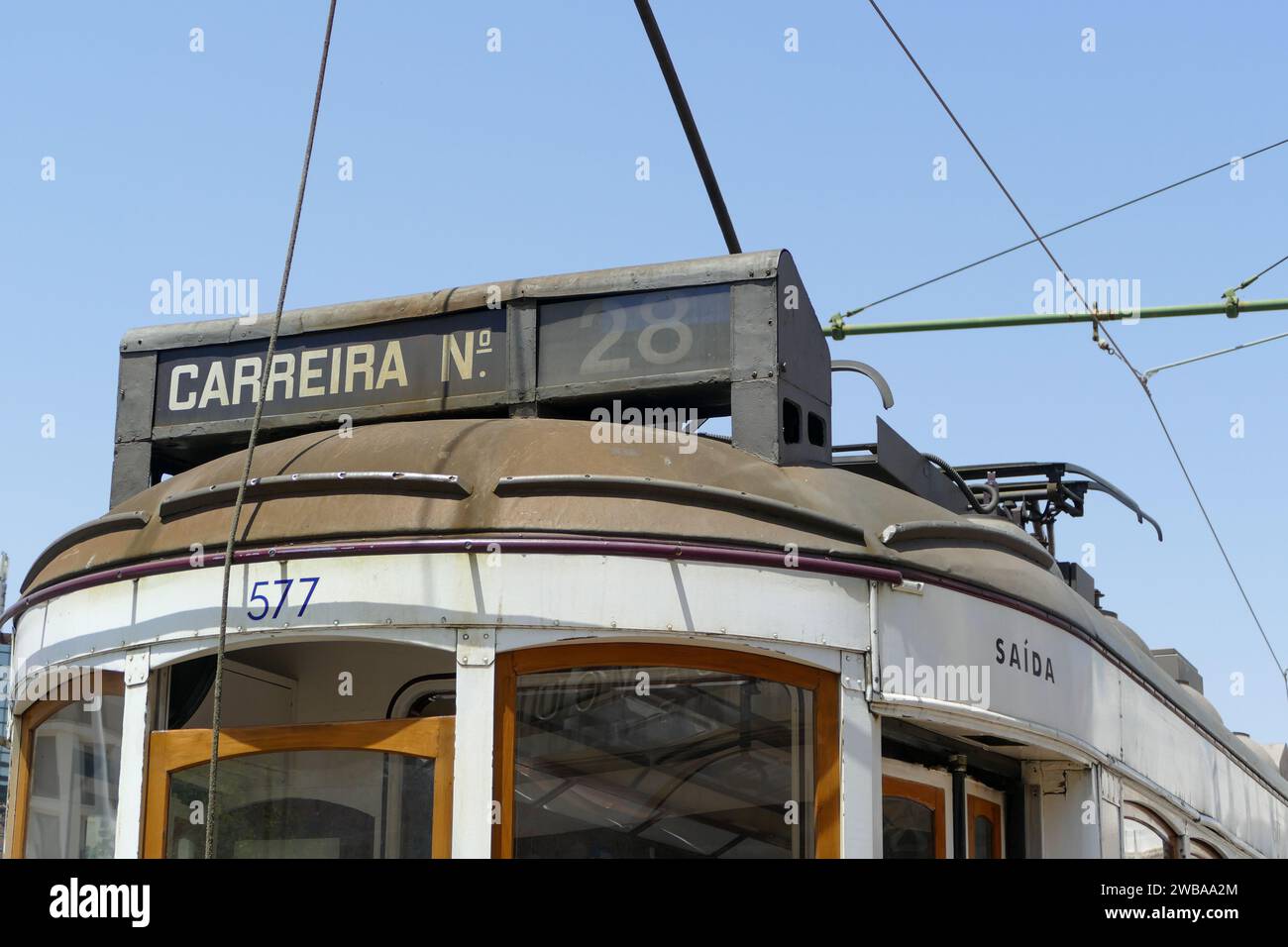 Lisbonne, Portugal - juin 19 2017 : célèbre tram historique numéro 28, attraction touristique populaire dans le centre-ville de Lisboa Banque D'Images