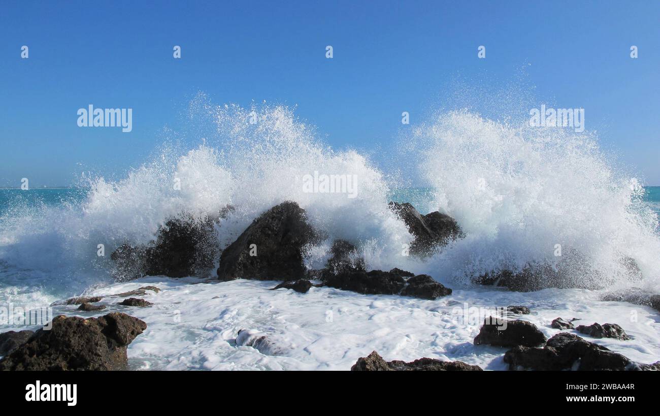 Mare mosso onda si infrange contro gli scogli Banque D'Images