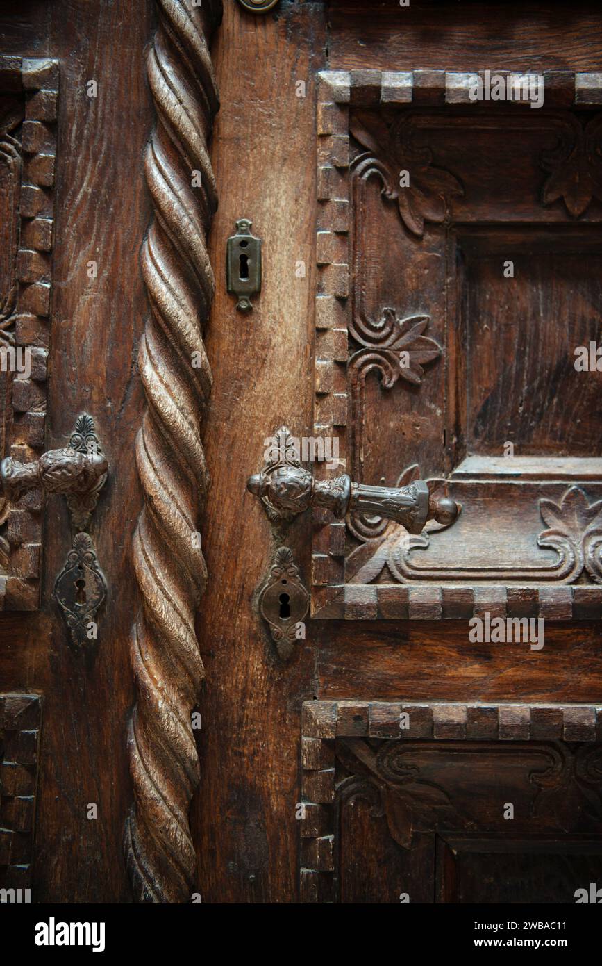 Une porte sculptée ornée et magnifiquement en bois. Banque D'Images