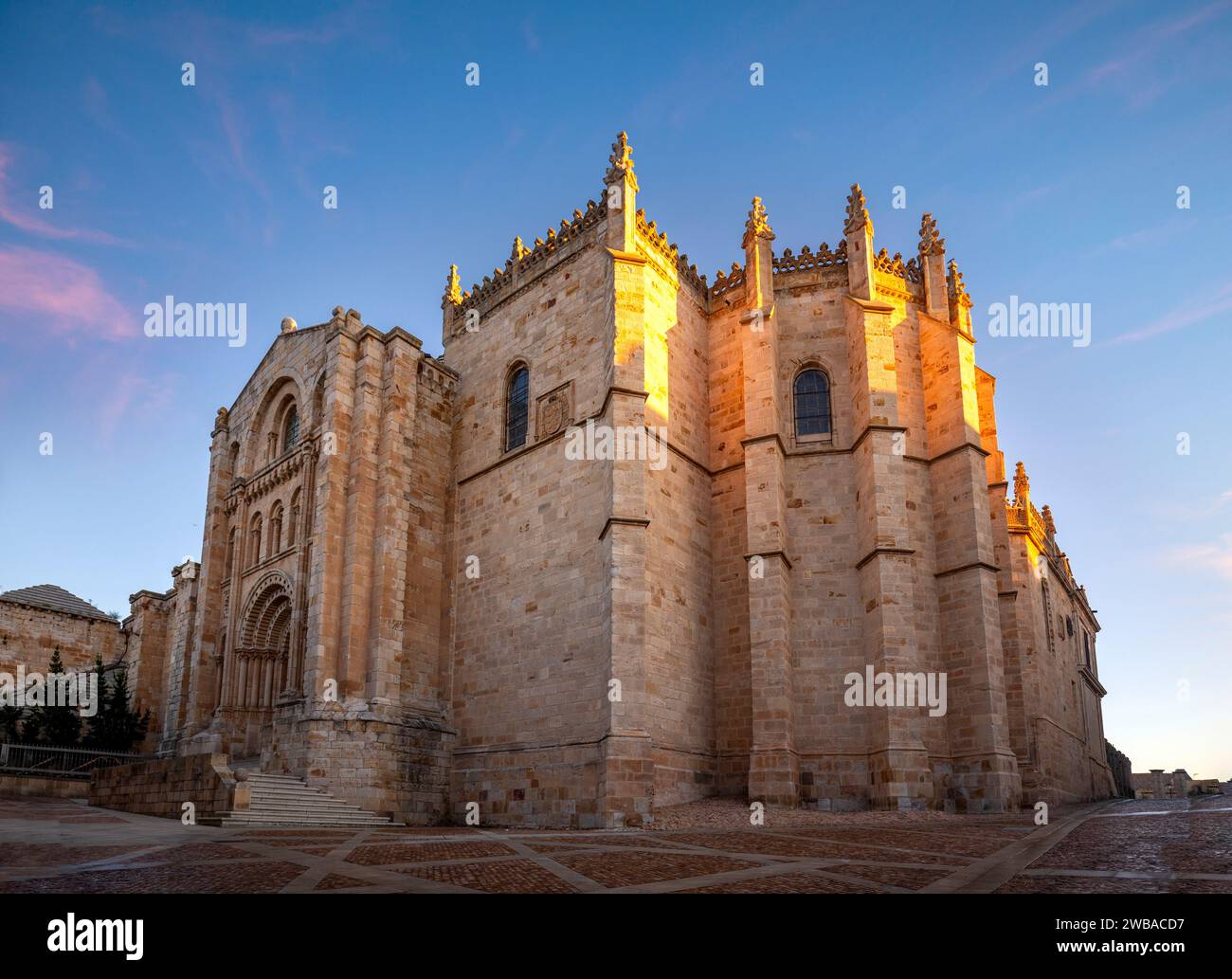 Vue latérale de la Portada el Obispo de la Sainte Eglise Cathédrale du Sauveur à l'aube à Zamora, Castilla y León, Espagne Banque D'Images