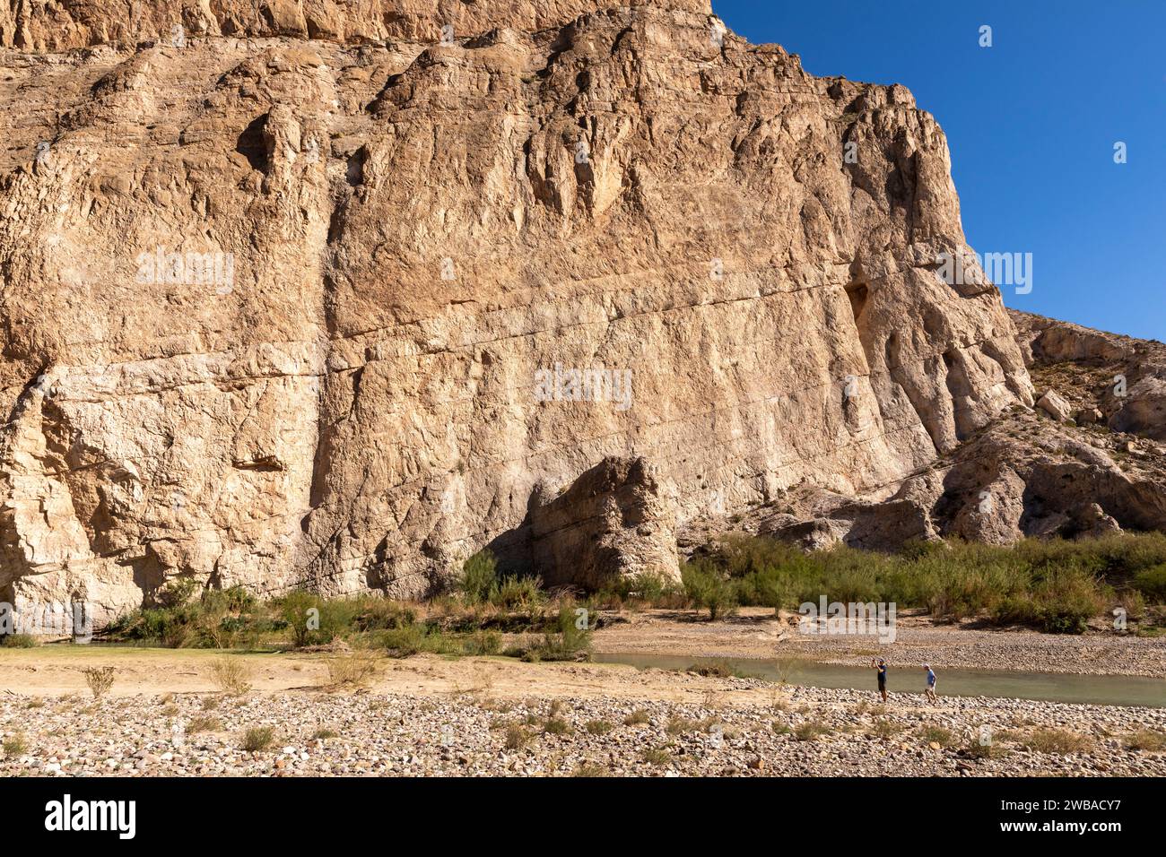 Rivière Rio Grande au canyon Boquillas dans le parc national Big Bend avec vue sur le Mexique et les randonneurs. Banque D'Images